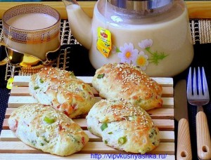 Булочки для завтрака с ветчиной и зеленым луком