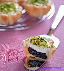 Пирожное корзиночка с творогом и черносливом
