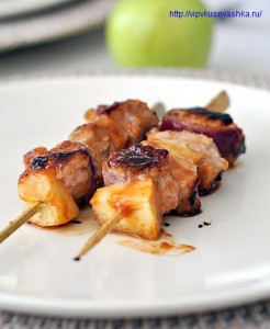 Шашлык из свинины с яблоком