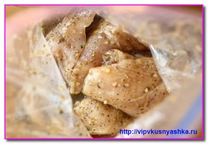обливаем курицу маринадом