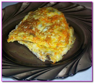 Вкусный омлет с морковкой и гренками