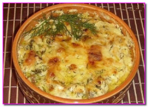 Картошка с курицей и грибами под соусом в глиняных горшочках