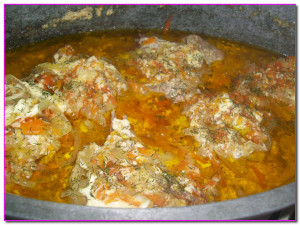 Курица тушеная с луком и морковью